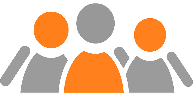 Symbole dreier menschlicher Figuren in Grau und Orange vor weißem Hintergrund.